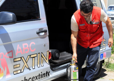 extintores en Ica alineados en taller certificado ABC Extintores