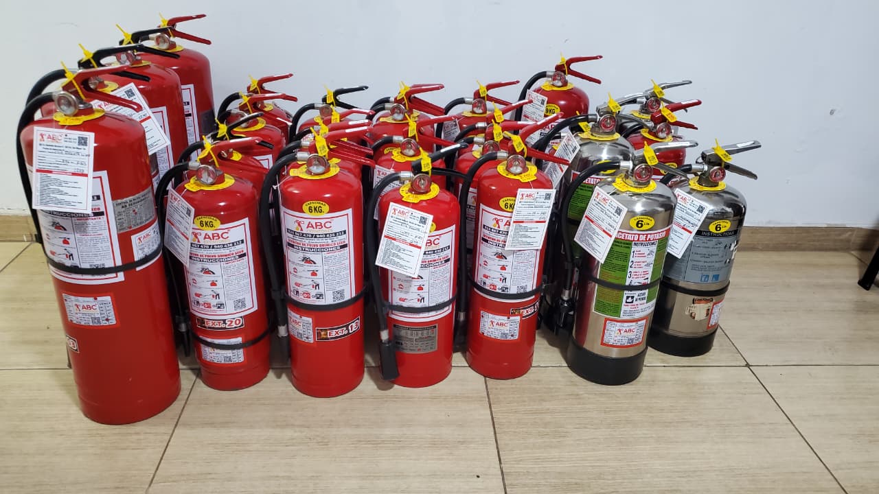 Extintores recargados y pintados profesionalmente por ABC Extintores® en Ica con polvo químico seco al 90% MAX USA